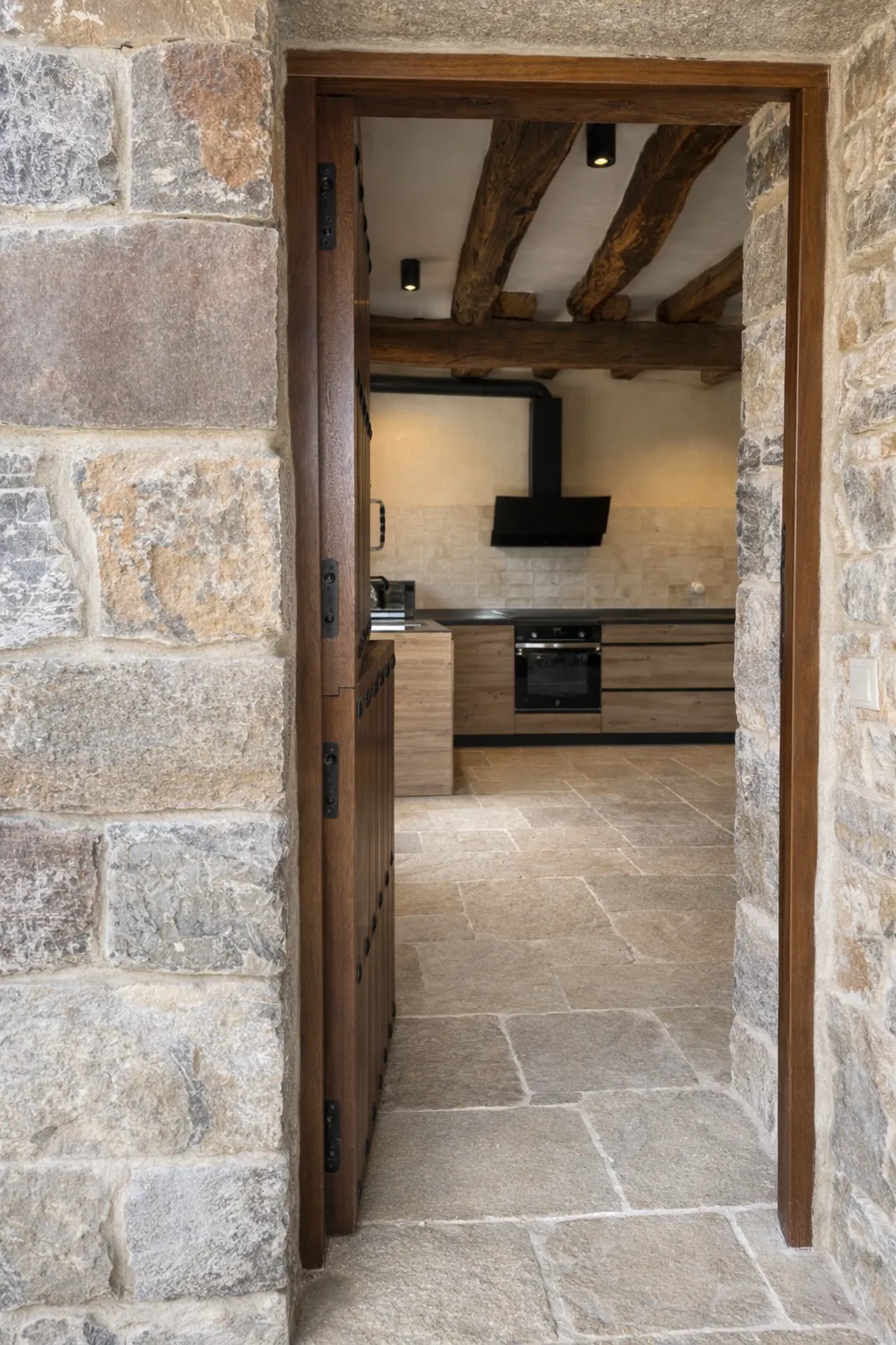 Detalle de suelo de piedra natural en Cumbres de Lores